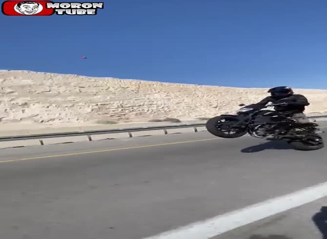 Video :This motorcyclist ends up with less skin because he wants to appear attractive